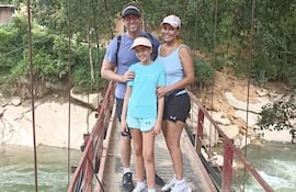 Sandra Michelón con su esposo Jonatan Fatelevich y su hija Irina, posando para Ian.