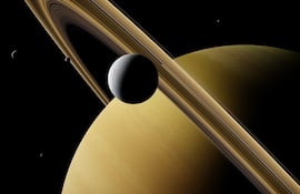 Encontraron un océano subterráneo en la luna Mimas de Saturno.