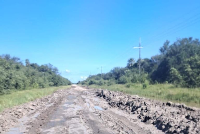 Carretera de tierra con barro, los famosos encajonamiento