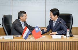 El presidente taiwanés, William Lai (d), y su homólogo paraguayo, Santiago Peña, visitan este sábado, el Parque Científico del Sur de Taiwán, ubicado en la ciudad de Tainan. Peña expresó este sábado su deseo de convertir al país suramericano en un "importante socio estratégico" de Taiwán en el ámbito de la alta tecnología, destacando la abundancia de recursos naturales y materias primas de Paraguay, en el marco de su visita de Estado a la isla. EFE/ Wang Yu Ching Oficina Presidencial De Taiwán.