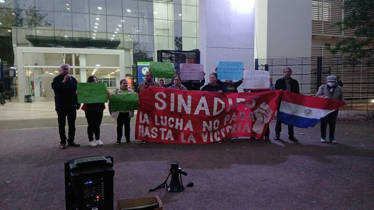 Funcionarios nucleados en el Sinadips manifestaron su intención de continuar con las medidas de protesta y la lucha por mejores condiciones laborales.