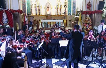 El Coro y Orquesta de la Escuela Municipal de Música de San Lorenzo (OCSAL) brindó un espectáculo cargado de Villancicos de Navidad y música clásica.