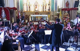 El Coro y Orquesta de la Escuela Municipal de Música de San Lorenzo (OCSAL) brindó un espectáculo cargado de Villancicos de Navidad y música clásica.