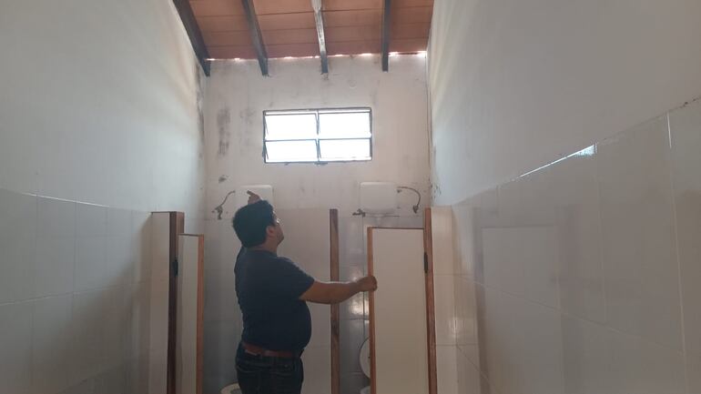 Todo el tejado está completamente desprendido de las paredes como se puede apreciar en las imágenes.