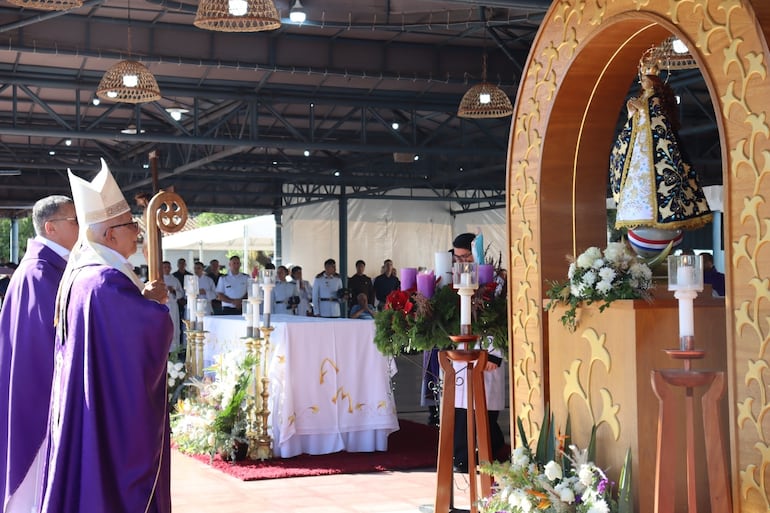 Misa durante el novenario ante la imagen de la Virgen Peregrina.