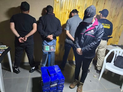 Los detenidos Fabio Isabelino Moreira Morel (33), Alfredo Morel Urbieta (25) y Reinaldo López y la droga incautada en Pedro Juan Caballero, bajo custodia de los intervinientes.