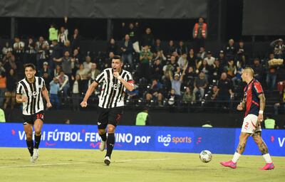 Óscar René Cardozo (41) festeja su gol. Lorenzo Melgarejo corre para unirse al festejo. Lo sufre Alan Benítez.
