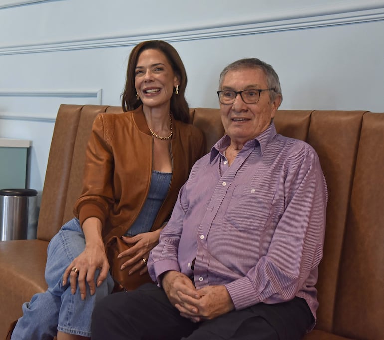 La actriz y productora Belén Vierci junto al actor Arturo Fleitas. Ambos forman parte del equipo que da vida al radioteatro en la película.