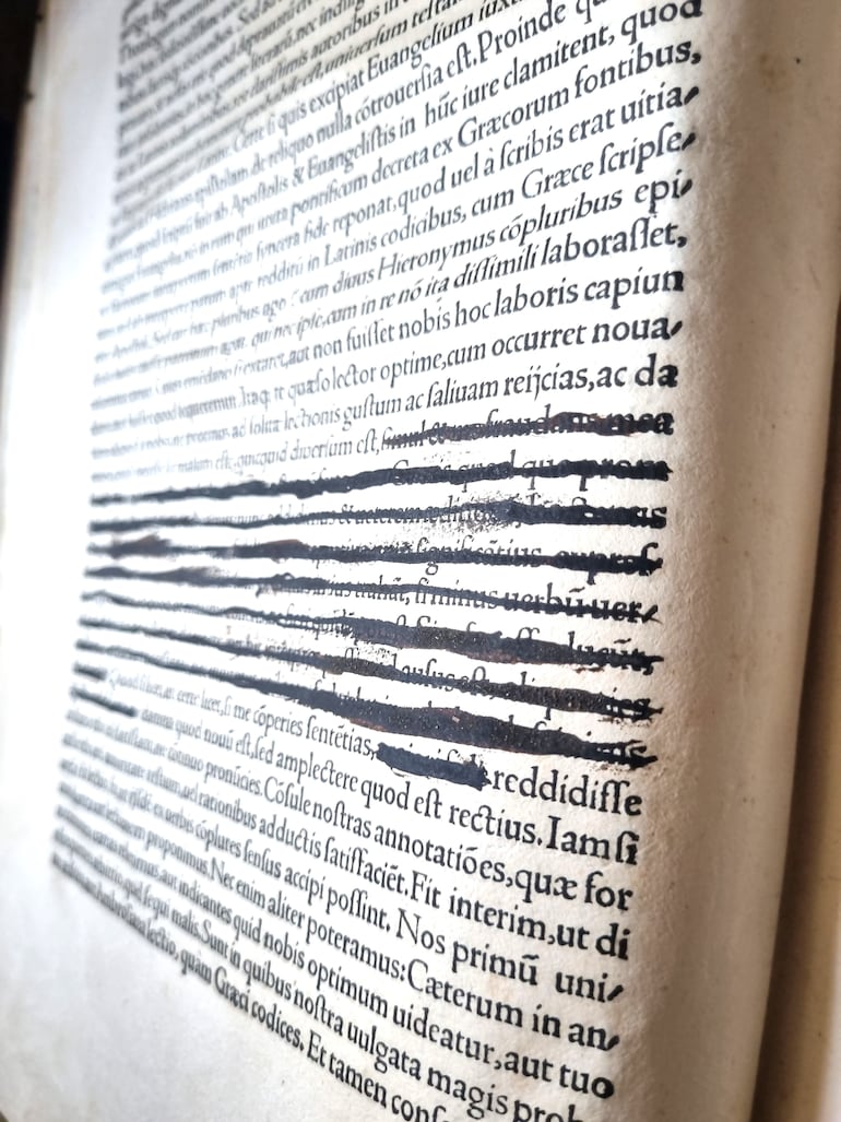 Libro de Erasmo de Rotterdam censurado por la Inquisición. El inquisidor dejó escrito la razón de la censura. Una de las atracciones de la biblioteca del monasterio de San Millán de la Cogolla.