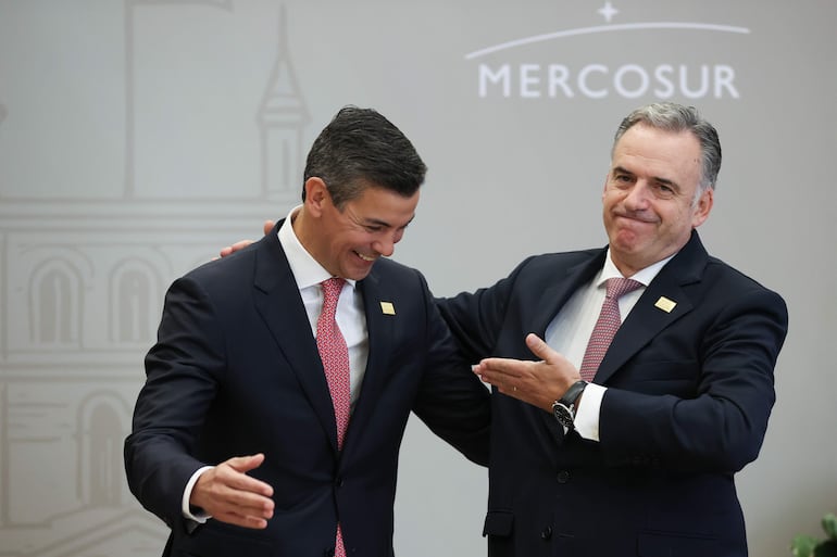 AME6075. LUQUE (PARAGUAY), 30/06/2026.- El presidente de Paraguay, Santiago Peña (i), saluda a su homólogo de Uruguay, Yamandú Orsi, previo a la cumbre de jefes de Estado del bloque este martes, durante el Mercosur en Luque (Paraguay). EFE/ Juan Pablo Pino
