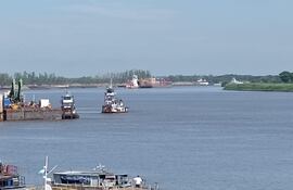 Las embarcaciones pueden transitar solo de 6:00 de la mañana a 12:00 aguas arribas hacia el puerto de Villeta o  Asunción o hacia la confluencia con el río Paraná.