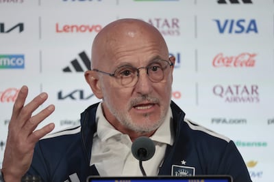 El seleccionador de España Luis de la Fuente habla en una rueda de prensa este lunes, previo al partido de semifinales del Mundial de la FIFA 2026 entre Francia y España en Dallas (EE.UU.). EFE/ Lavandeira Jr