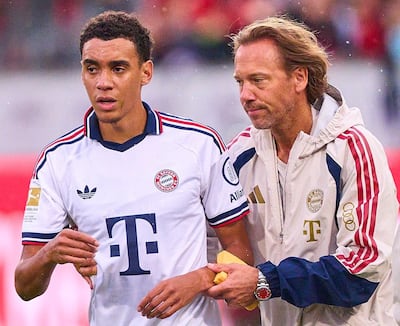 Jamal Musiala, asistido luego del primer desmayo sufrido en la etapa preparatoria del Bayern Múnich.