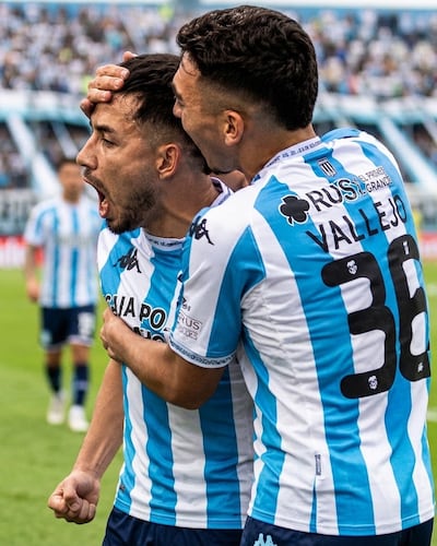 Clever Domingo Ferreira Ñamandú (izquierda), en el festejo de su gol para el Atlético Tucumán.