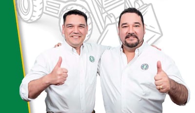 Jacobo y Horacio Ortiz sonríen en camisas blancas, mostrando pulgares arriba en un fondo neutro.