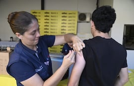 Se realiza una jornada de vacunación contra la influenza y covid-19 en sede de ABC Color este martes.