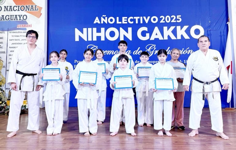 Grupo de becarios del curso de Karate del año lectivo 2025 muestran sus certificados.
