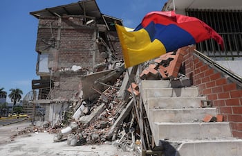 Fotografía que muestra las ruinas de una floristería colapsada este jueves, afectado por el sismo de 7.4 de magnitud que azotó a Colombia el pasado 10 de agosto, en Cali (Colombia). EFE
