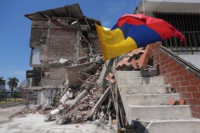 Fotografía que muestra las ruinas de una floristería colapsada este jueves, afectado por el sismo de 7.4 de magnitud que azotó a Colombia el pasado 10 de agosto, en Cali (Colombia). EFE