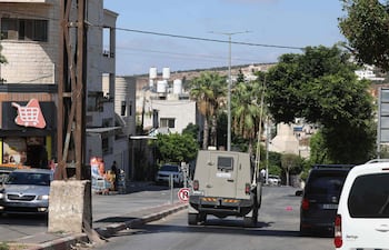 Un vehículo del ejército israelí patrulla la localidad de Salfit, en la Cisjordania ocupada, el 21 de septiembre de 2026. Israel ocupa Cisjordania desde 1967. Más de 500.000 israelíes viven en asentamientos en territorio palestino —ilegales según el derecho internacional—, rodeados por unos tres millones de palestinos. (foto de referencia)