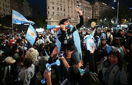 Aficionados celebran la victoria de Argentina sobre Inglaterra en el partido de semifinales de la Copa Mundial de la FIFA 2026, en el Obelisco de Buenos Aires