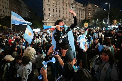 Aficionados celebran la victoria de Argentina sobre Inglaterra en el partido de semifinales de la Copa Mundial de la FIFA 2026, en el Obelisco de Buenos Aires