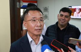 Así también el Min. RREE de China Polpular, para América Latina, Xu Wei, brindó detalles sobre lo conversado y su visita al país. foto gentileza  de Prensa Senado.