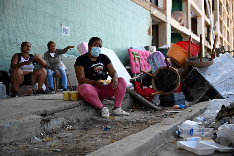 Familiares de personas desaparecidas aguardan noticias de sus seres queridos en Caraballeda, estado de La Guaira (Venezuela), tras los terremotos que azotaron la región.