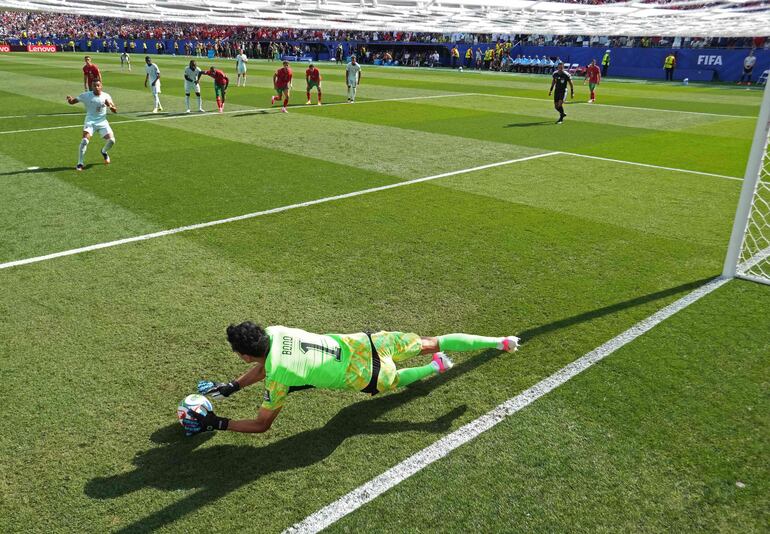 Yassine Bounou de Marruecos ataja un penalti de Kylian Mbappé de Francia durante el partido de cuartos de final de la Copa Mundial de la FIFA 2026 entre Francia y Marruecos en el Boston Stadium, en Foxborough, Massachusetts.