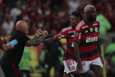 El director técnico Jorge Sampaoli y Bruno Henrique Pinto (d) de Flamengo celebran un gol hoy, en un partido de los octavos de final de la Copa Libertadores entre Flamengo y Olimpia en el estadio Maracaná en Río de Janeiro (Brasil).
