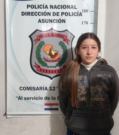 La joven Micaela Noemí Silvero Gutiérrez se presentó esta noche en la comisaría 12° de Asunción y entregó el arma que supuestamente utilizó su novio de 16 años para matar al repartidor tipo delivery en el barrio San Francisco.