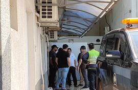 El equipo de investigadores, tras la inspección forense del cuerpo del niño hallado en aguas del río Paraná.