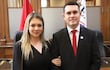 Hernán David Rivas Román (der.) junto con su esposa Elena Elizabeth Escobar, que renunció a la Contraloría para supuestamente ir como funcionaria de la Itaipú Binacional.