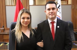 Hernán David Rivas Román (der.) junto con su esposa Elena Elizabeth Escobar, que renunció a la Contraloría para supuestamente ir como funcionaria de la Itaipú Binacional.
