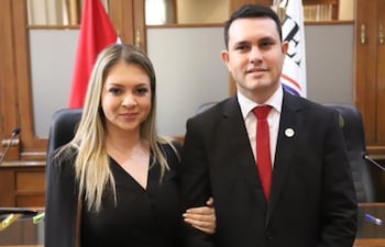 Hernán David Rivas Román (der.) junto con su esposa Elena Elizabeth Escobar, que renunció a la Contraloría para supuestamente ir como funcionaria de la Itaipú Binacional.