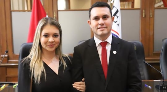 Hernán David Rivas Román (der.) junto con su esposa Elena Elizabeth Escobar.