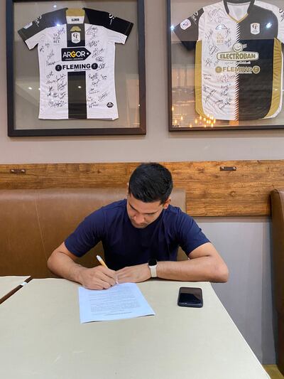 El paraguariense Aldo Bareiro, arquero de Tacuary, firmando la renovación del vínculo con el club hasta la temporada 2024.