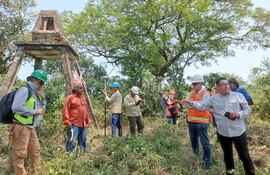 Gustavo Colmán (d) muestra el monolito edificado en memoria del Gral. ruso Iván Belaieff,  referencia del cementerio Maká.