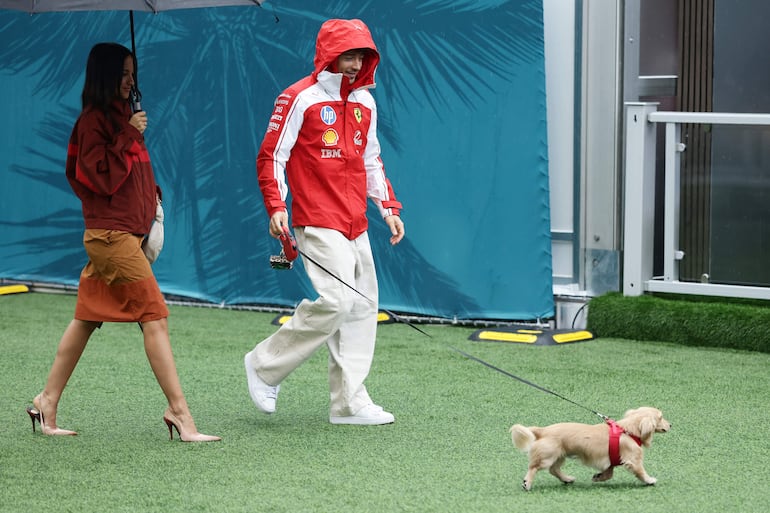 Charles Leclerc, de Mónaco y Scuderia Ferrari, Alexandra Leclerc y Leo llegando al paddock antes del Gran Premio de Fórmula 1 de Miami en el Autódromo Internacional de Miami. (Mark Thompson/Getty Images/AFP)
