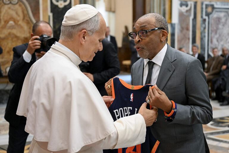 El cineasta Spike Lee entregó al papa León XIV la camiseta de un equipo de la NBA.