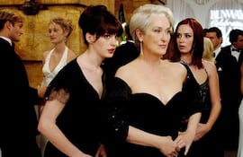 Anne Hathaway y Meryl Streep, con Emily Blunt al fondo, en una imagen de la primera película estrenada en 2006.