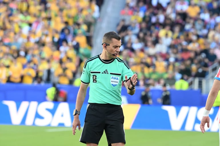 El francés Clément Turpin (44 años) tuvo un trabajo sobrio y sacó el partido con personalidad.