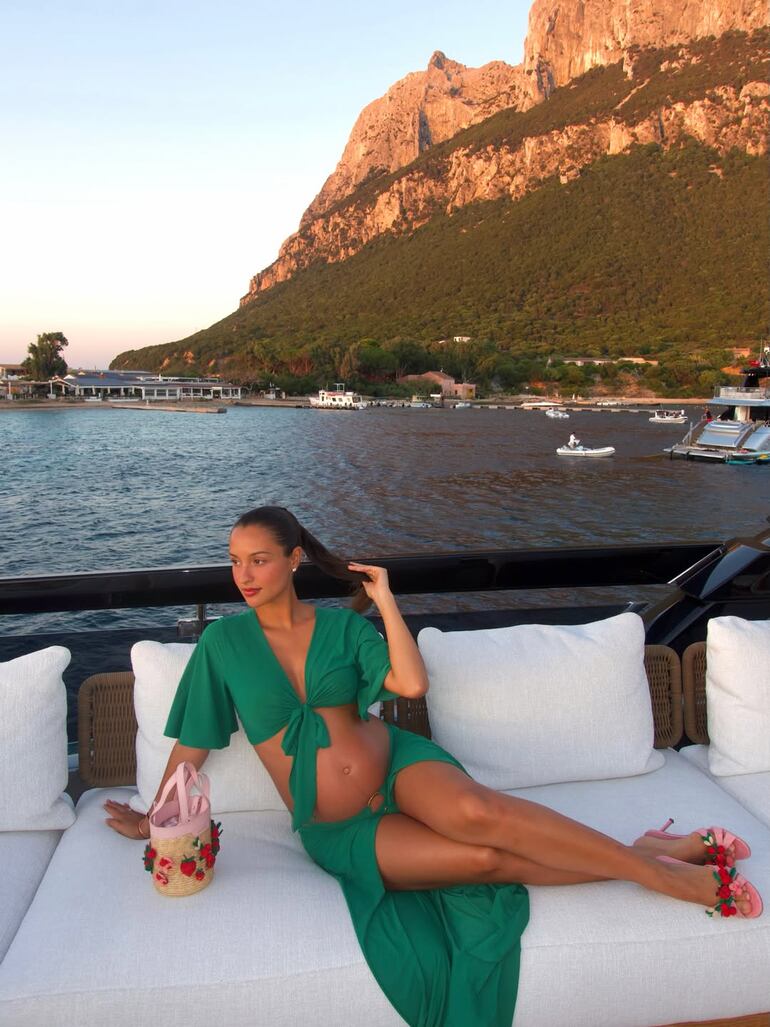 Alexandra Saint Mleux posando feliz y mostrando su incipiente pancita con el baby Leclerc a bordo. (Instagram/Alexandra Leclerc)