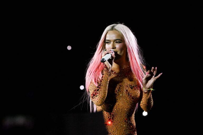 La cantante colombiana Karol G (C) actúa en el escenario del estadio Vélez Sarsfield de Buenos Aires el 26 de abril de 2024.