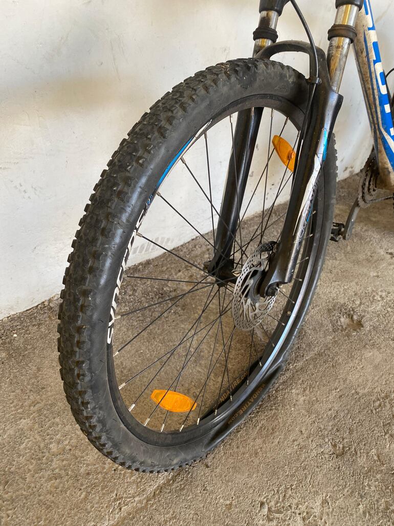 Ciclista cayó en un bache de la bicisenda de la calle Iturbe de Asunción, y quedó con heridas y la bicicleta dañada.