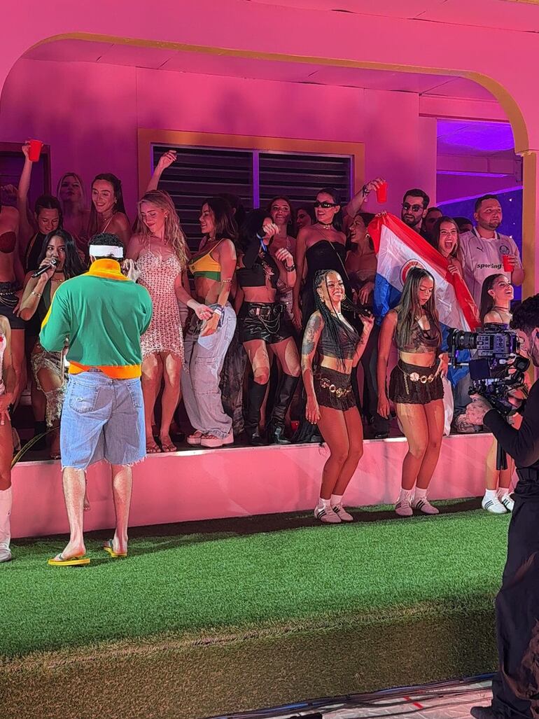 La paraguaya Larissa Rodríguez bailando y cantando en "La Casita" de Bad Bunny con la tricolor en manos. (Instagram/Larissa Rodríguez)