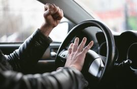 Imagen ilustrativa: realizar varios bocinazos podría derivar en sanciones.