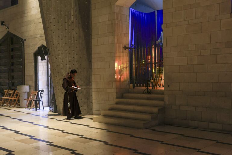 Nazaret es el escenario bíblico de la infancia de Jesús, pero en 2025 y a las puertas de la Navidad se ha convertido en una urbe con negocios cerrados, basura acumulándose en las calles e índices de criminalidad disparados, fruto del abandono estatal que sufren las ciudades palestinas en el norte de Israel. 