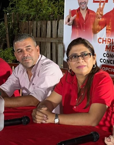 La gobernadora Liza Meza junto a su hermano Christian Meza.