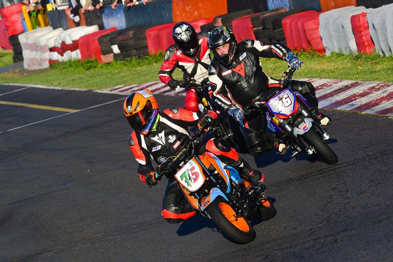 Milko Oddone lidera la fila en la GP Light, que tuvo como vencedor finalmente a Marko Morán.